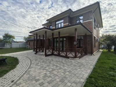 Раскладка брусчатки Steingot "Новый Город" в цвете "Штайн Сильвер", Braer "Классико круговая" в цвете "белый", бордюр в цвете "серый"